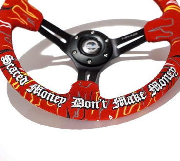 NRG Innovations Lenkrad Schwarze Kreuzstichnaht Ryan Litteral Signature Scare Money Don't Make Money Flammen-Stickerei Rot - Schwarz 350mm Alcantara