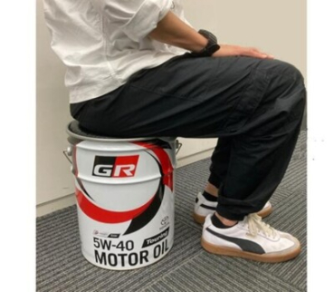 GR Ölfass Hocker 5w40 Weiß - Gazoo Racing Toyota