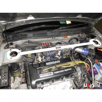 Nissan Primera 95-02 P11 UltraRacing Domstrebe Vorne Oben