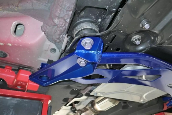 Hardrace Toyota Yaris GR Strebe für Achsträger Vorne