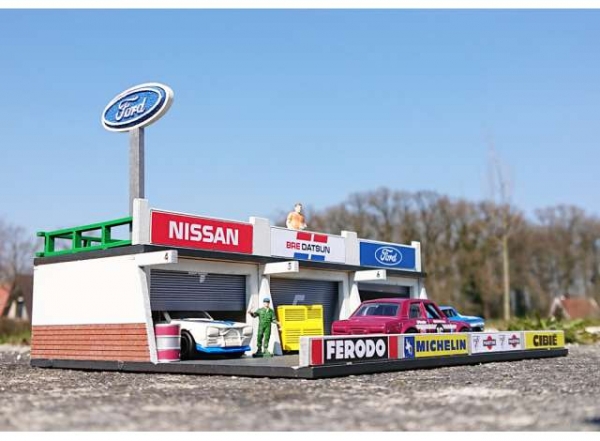 1/64 Pitlane Nissan Datsun Ford Diorama