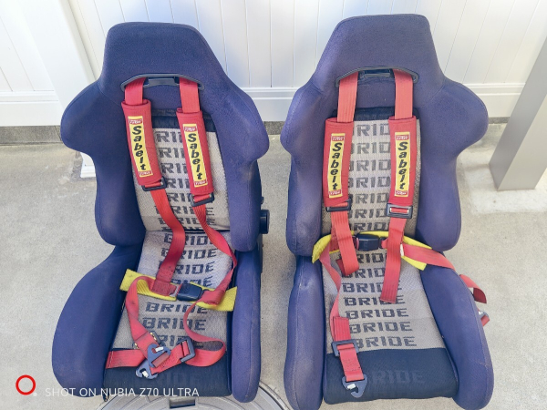 BRIDE Brix Blau JDM Retro Sportsitz Halbschale Set + Sabelt Gurte
